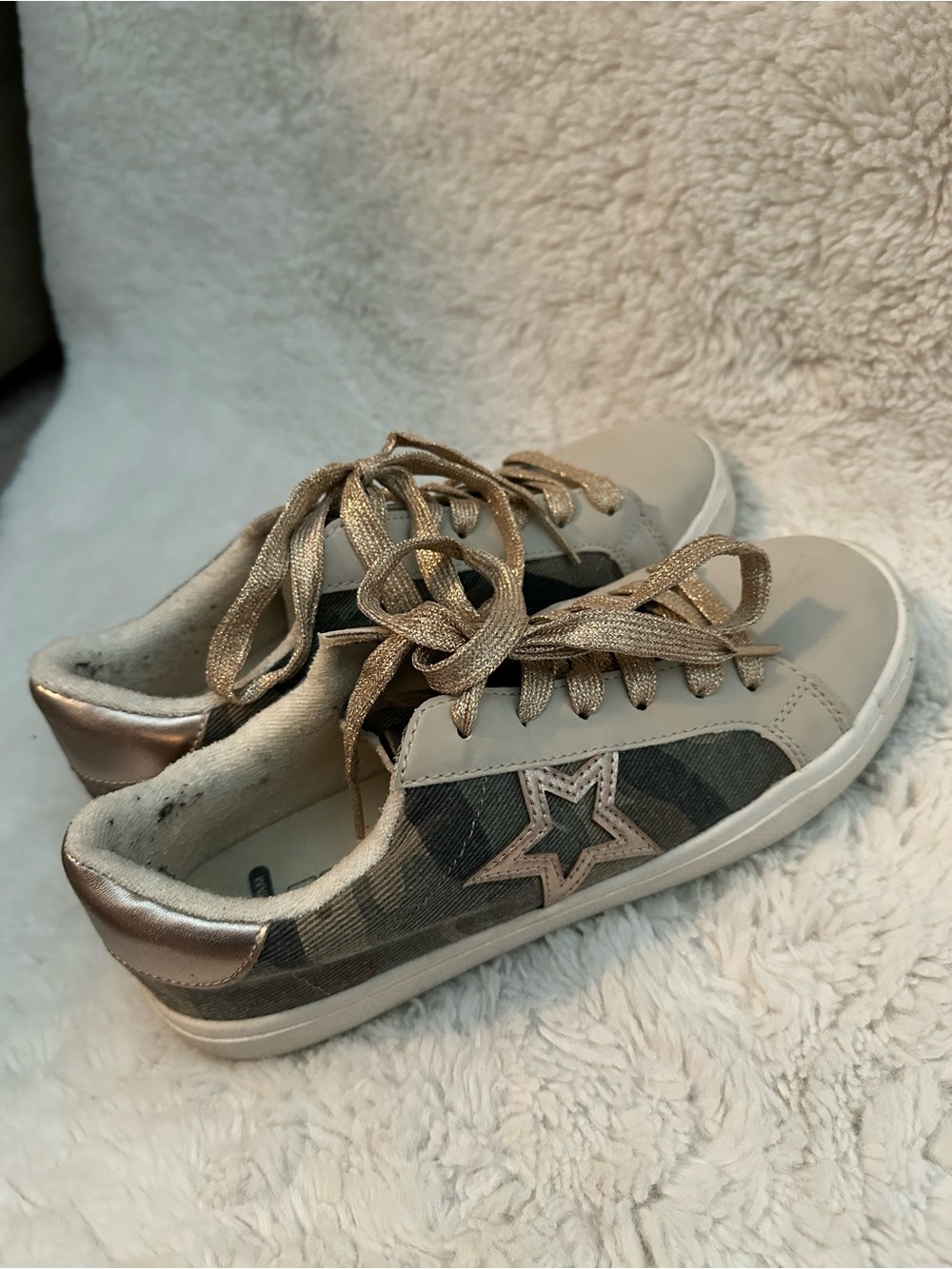 Women’s Casual Star Lace-Up Sneakers in Metallic Gold and Gray